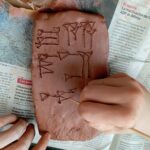 Escrivim utilitzant tauletes d’argila | Institut Antoni Ballester