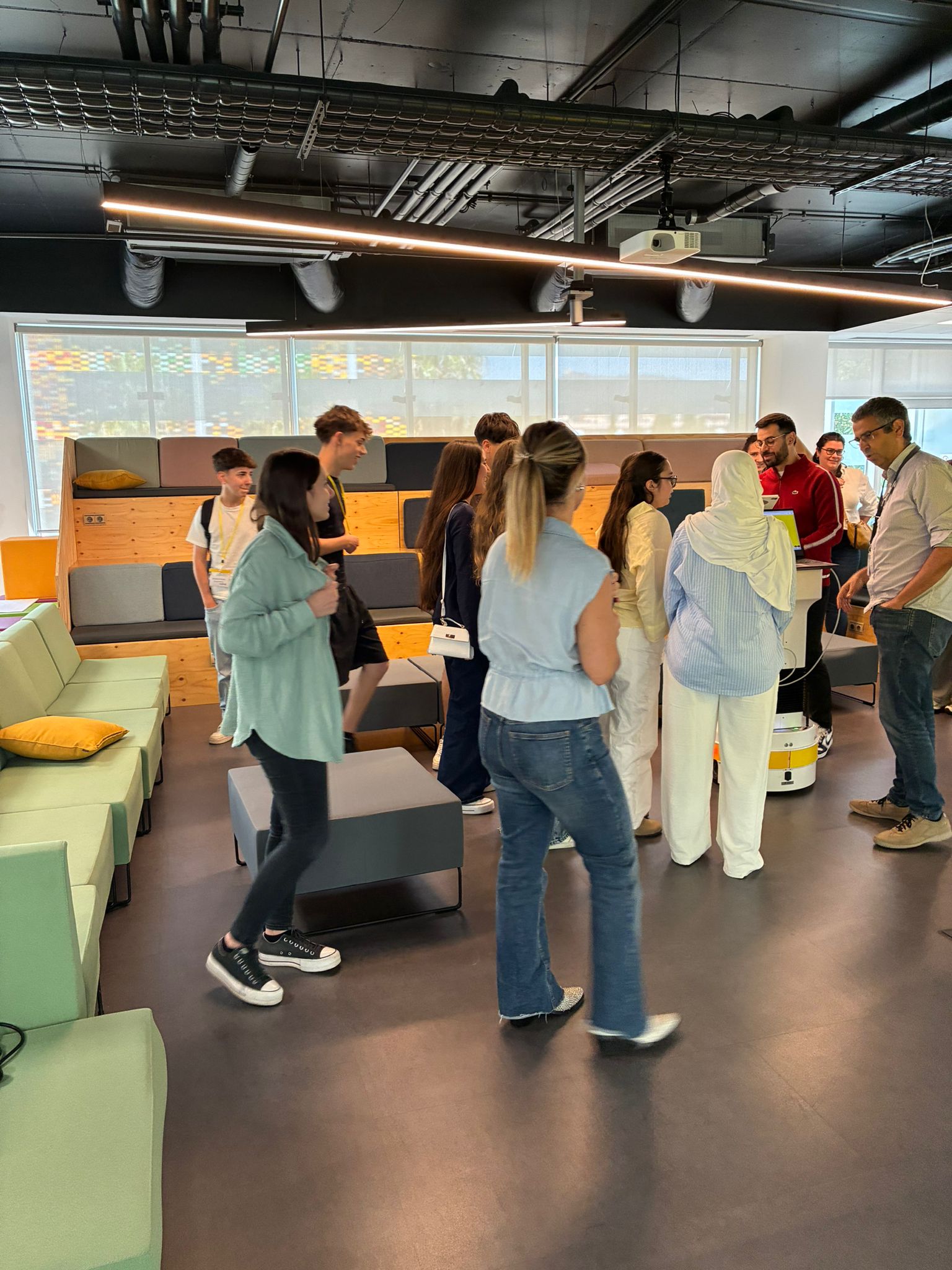 Visita a Vueling amb el programa STEAMing: Donant ales al talent femení | Institut Antoni Ballester